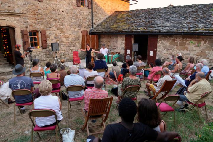 Artistes et public dans la cour par Hugues Joudrain