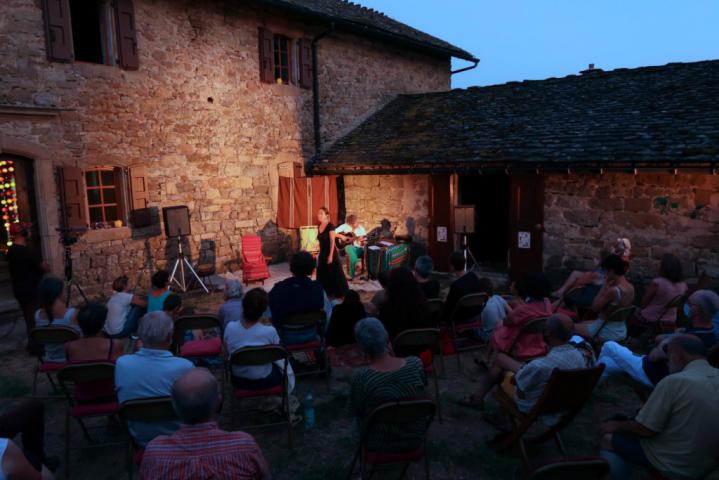 Artistes et public dans la cour par Hugues Joudrain