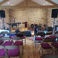 Scène dans la grange rénovée